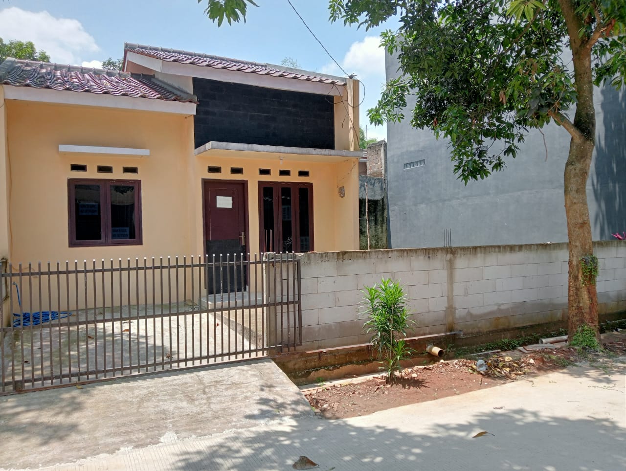 Dijual Rumah Hoek 2 Muka