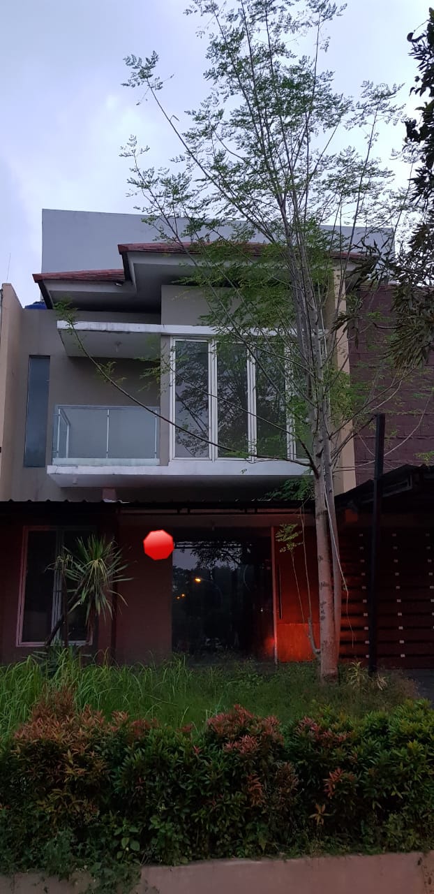 DIJUAL/DISEWAKAN RUMAH 2,5 LANTAI DGN ROOFTOP DEKAT MESJID