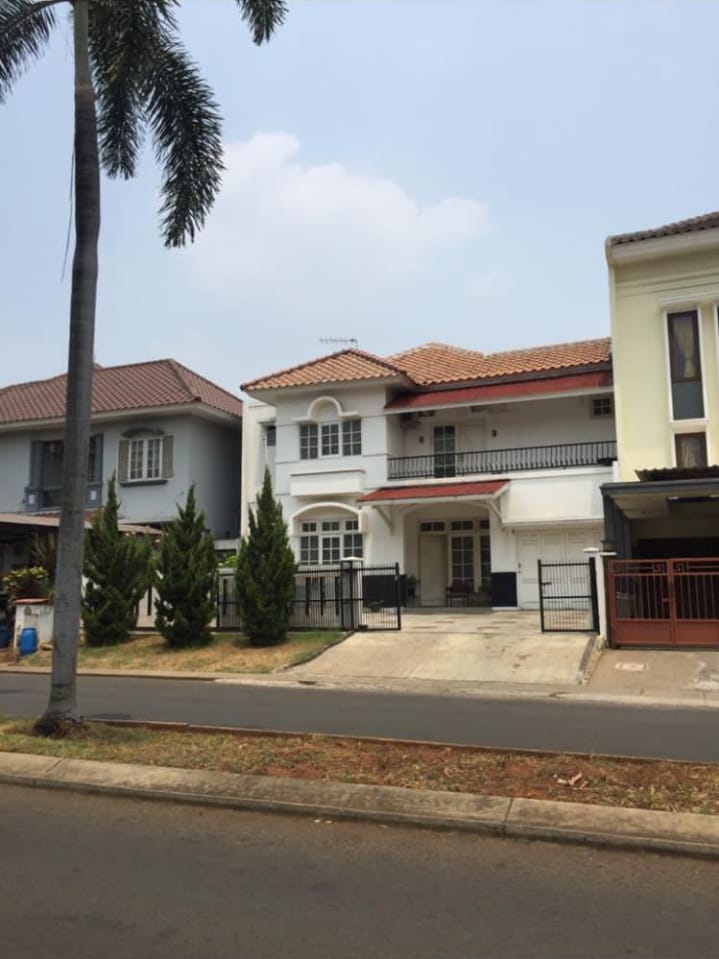 Dijual Cepat Rumah Luas di Boulevard