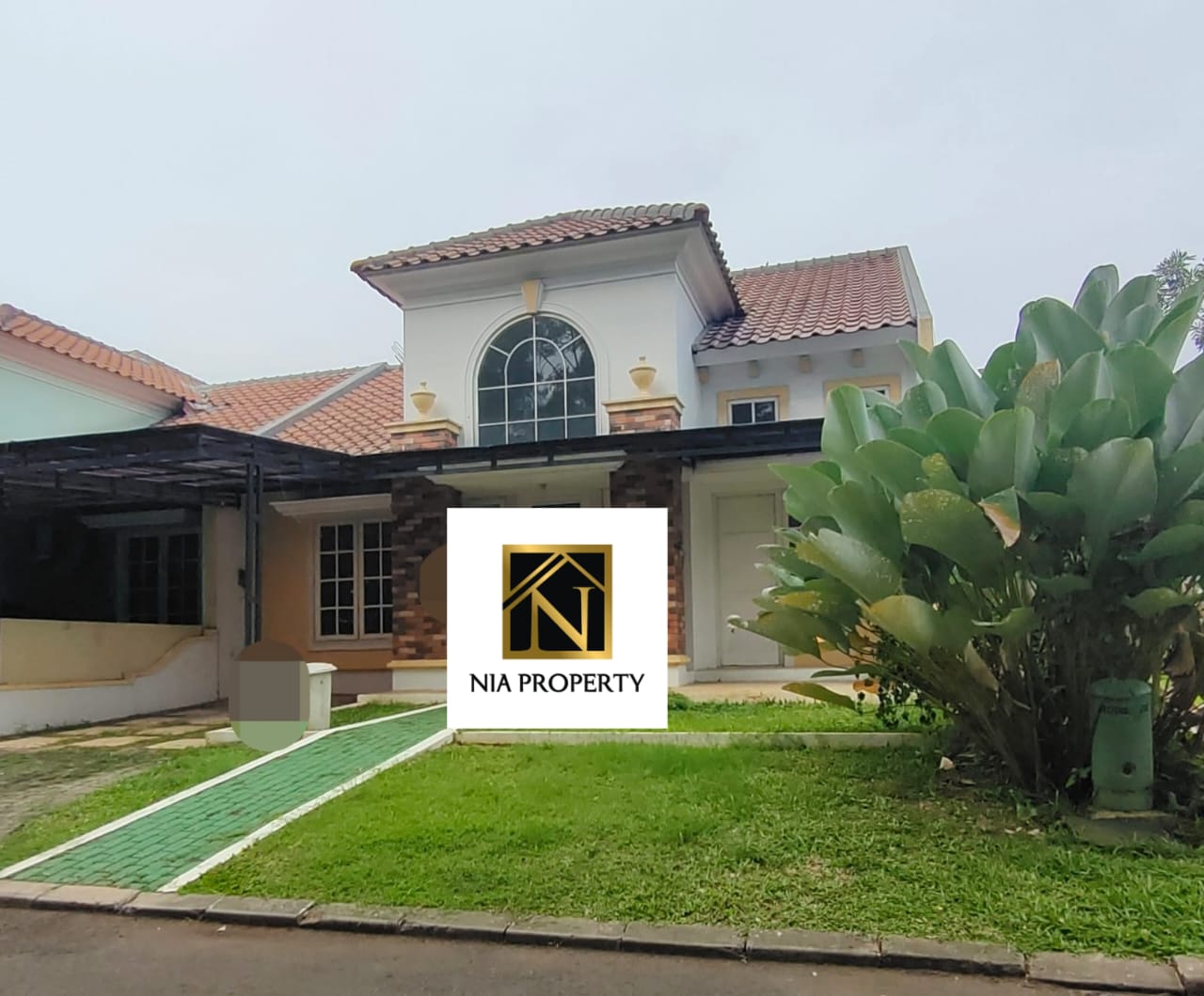 Dijual rumah depan taman 