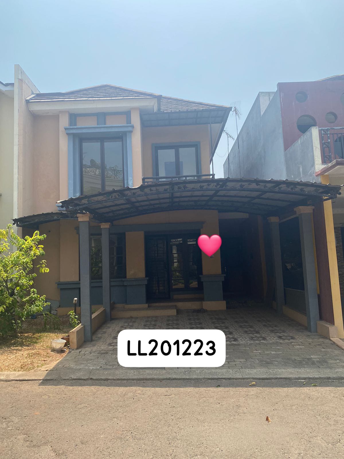 DIJUAL RUMAH 2 LANTAI DEPAN TAMAN