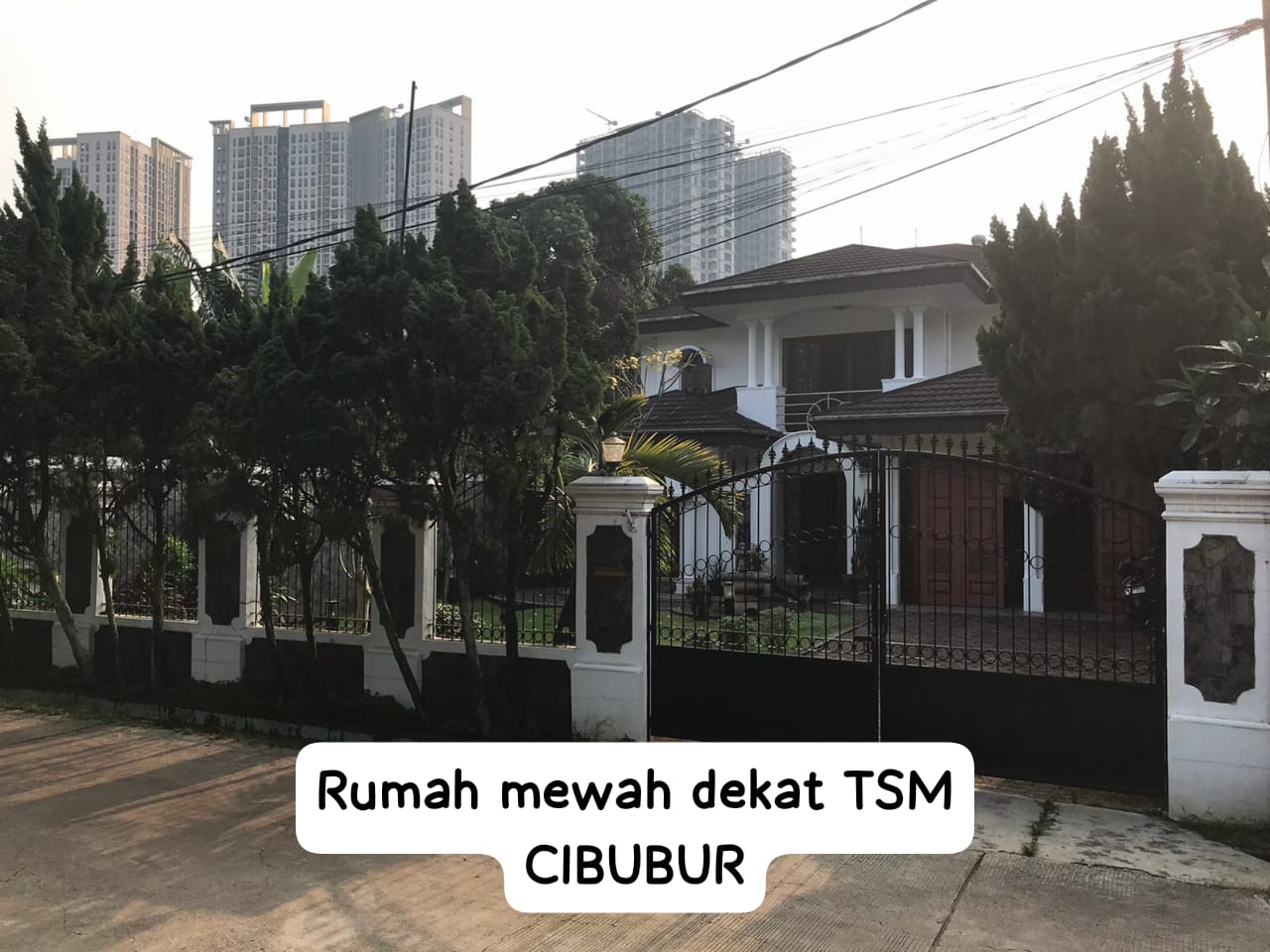 DIJUAL RUMAH ADA KOLAM RENANG PLUS FURNISHED