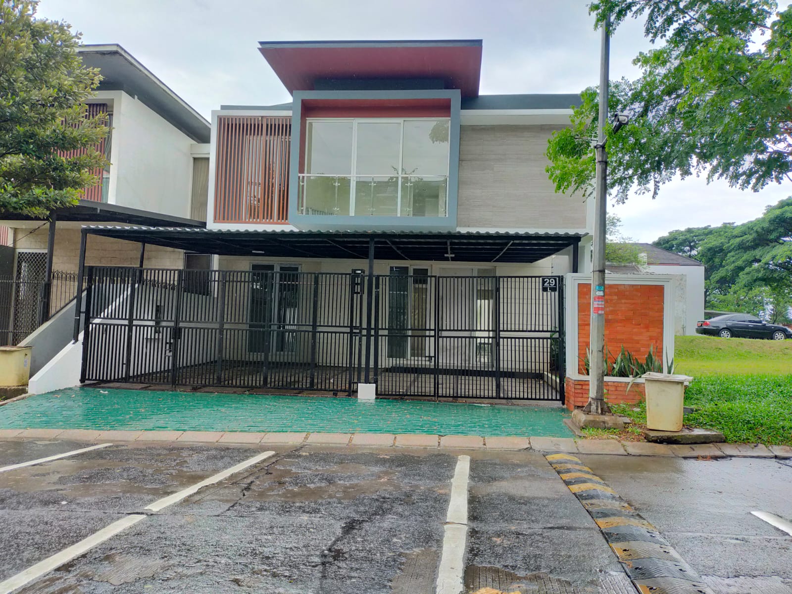 TURUN HARGA. Rumah Like New baru Renovasi Di Boulevard